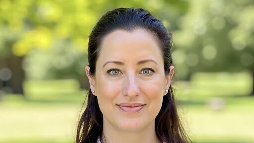 Amanda Headshot